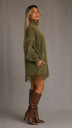 Vestido cuello alto con dobladillo