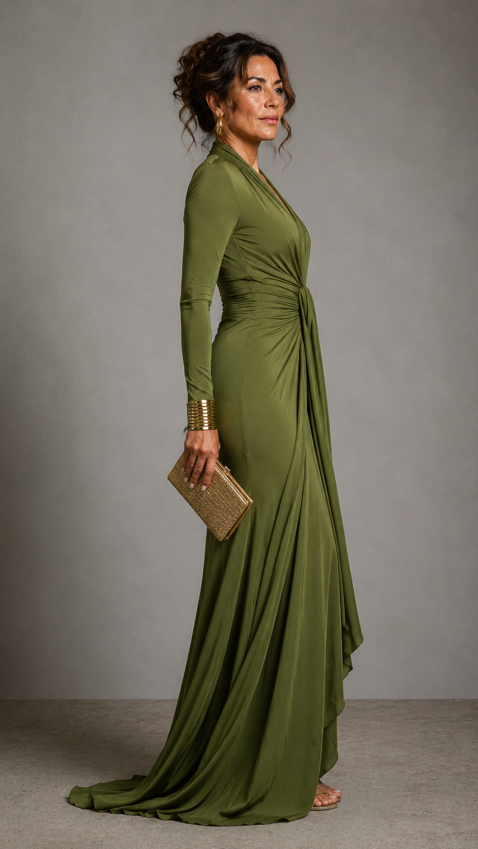 Vestido Maxi Glamour de Seda Elástica Verde Olivo con Escote Profundo en V y Detalles de Volantes