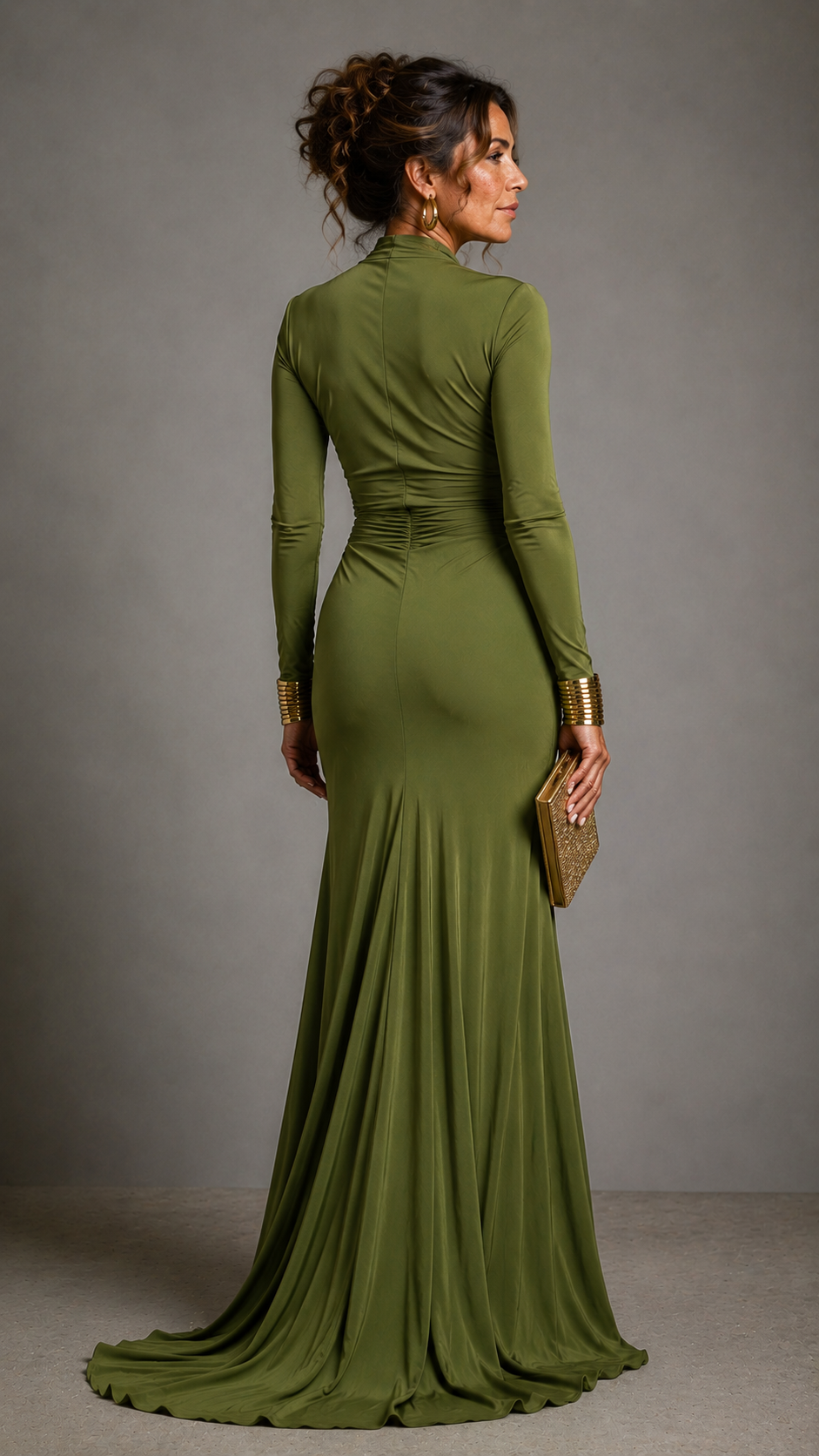 Vestido Maxi Glamour de Seda Elástica Verde Olivo con Escote Profundo en V y Detalles de Volantes