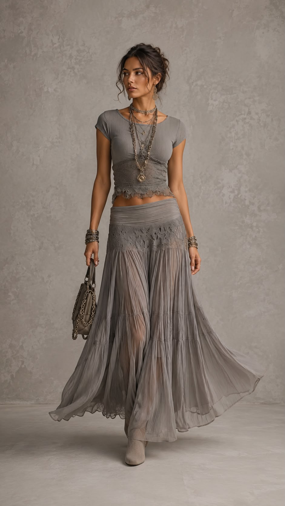 Conjunto de blusa con paneles de encaje y falda maxi plisada.
