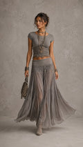 Conjunto de blusa con paneles de encaje y falda maxi plisada.