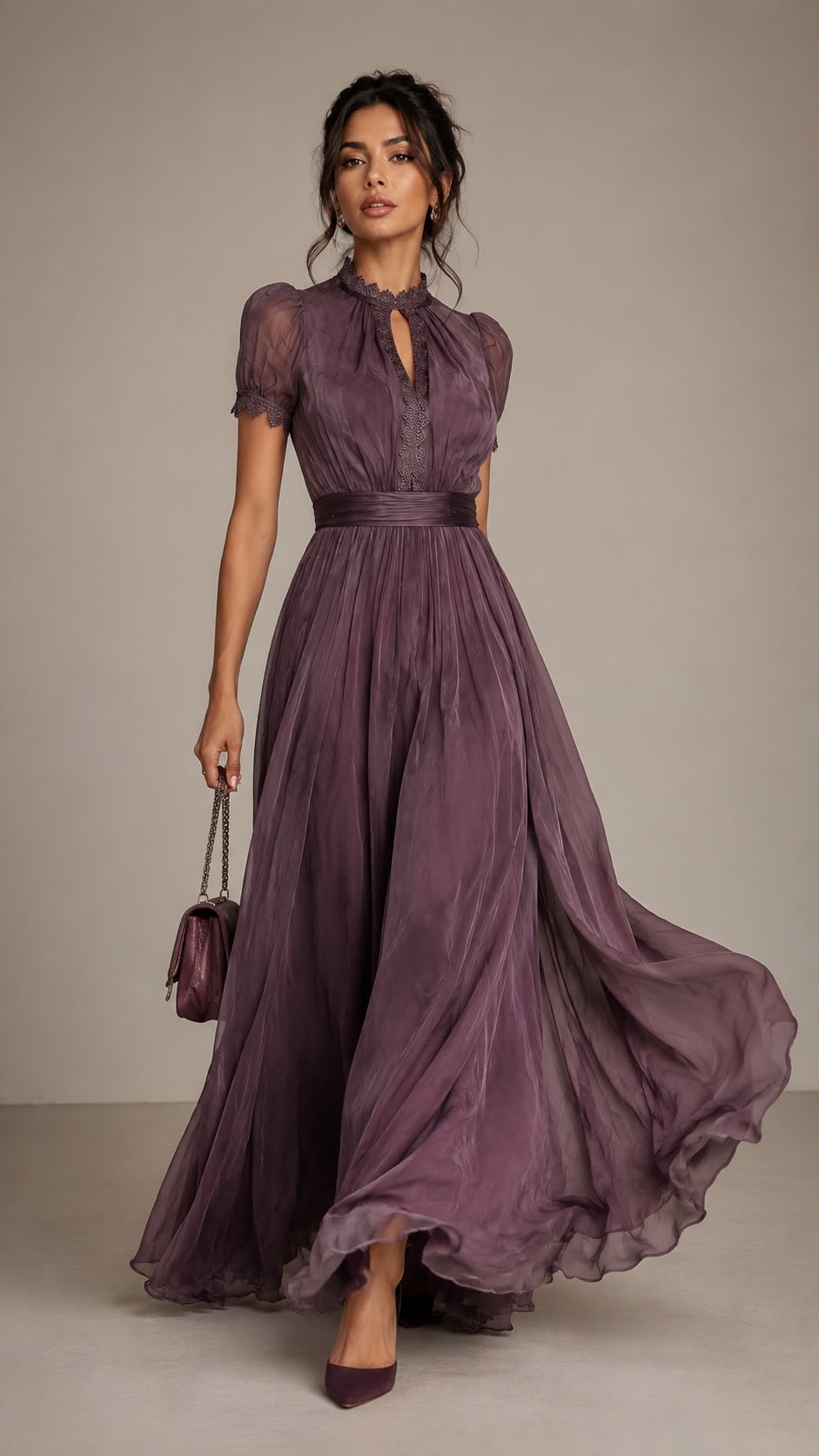 Vestido largo morado con escote tipo ojo de cerradura.