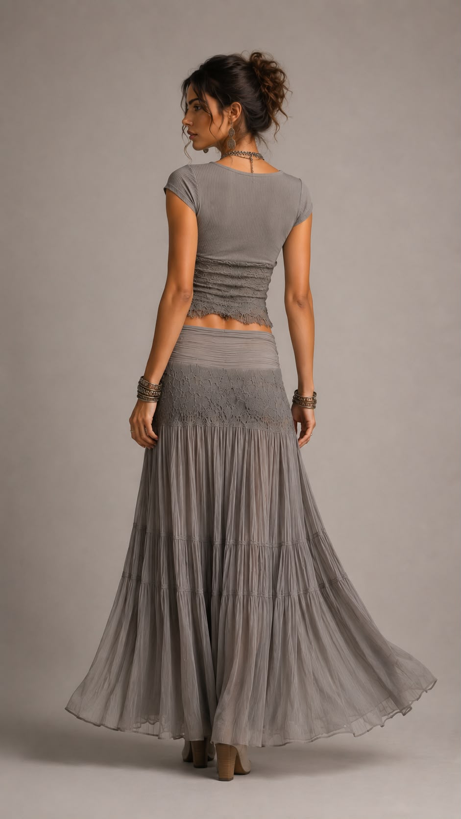 Conjunto de blusa con paneles de encaje y falda maxi plisada.