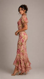 Vestido largo con estampado floral de rosas estilo vintage y mangas abullonadas.