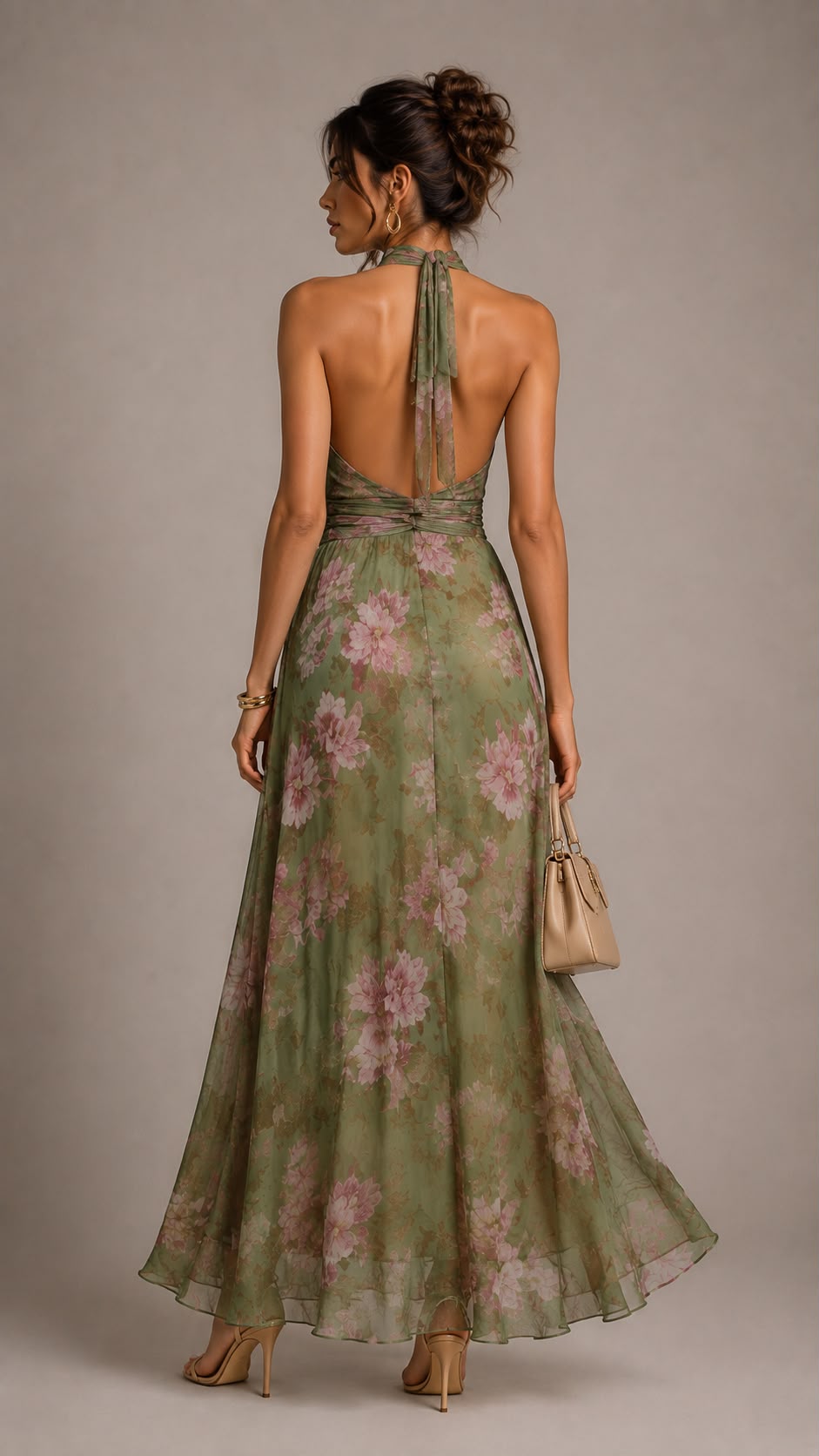 Vestido largo verde con estampado floral y cuello halter.