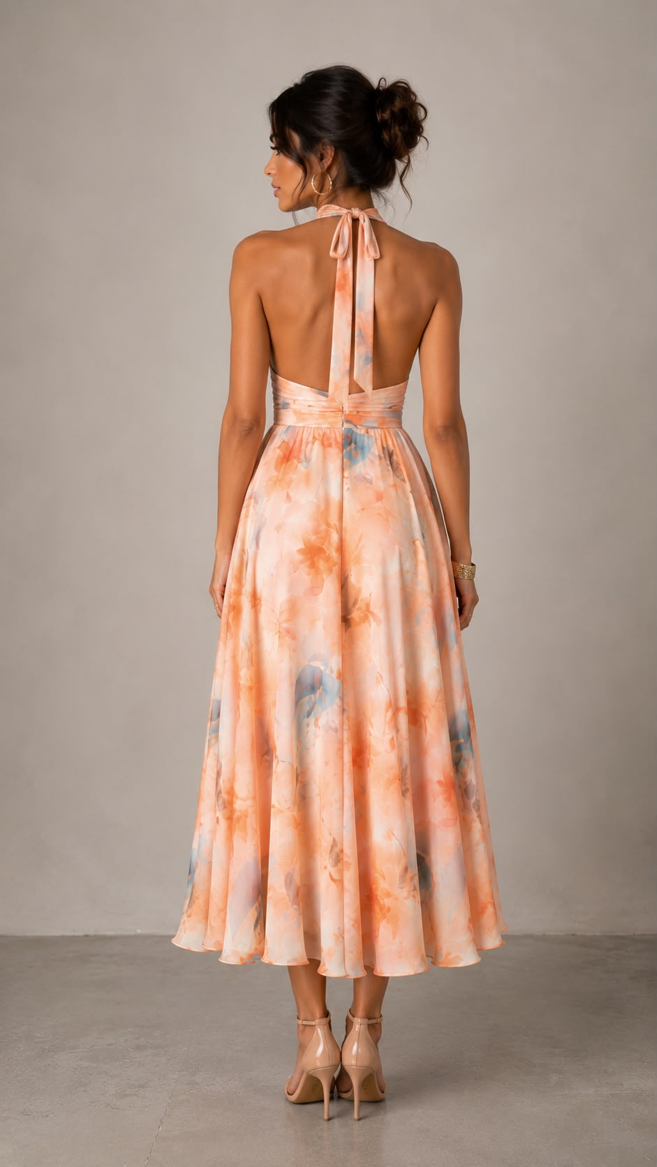 Vestido maxi con cuello halter y estampado efecto acuarela.