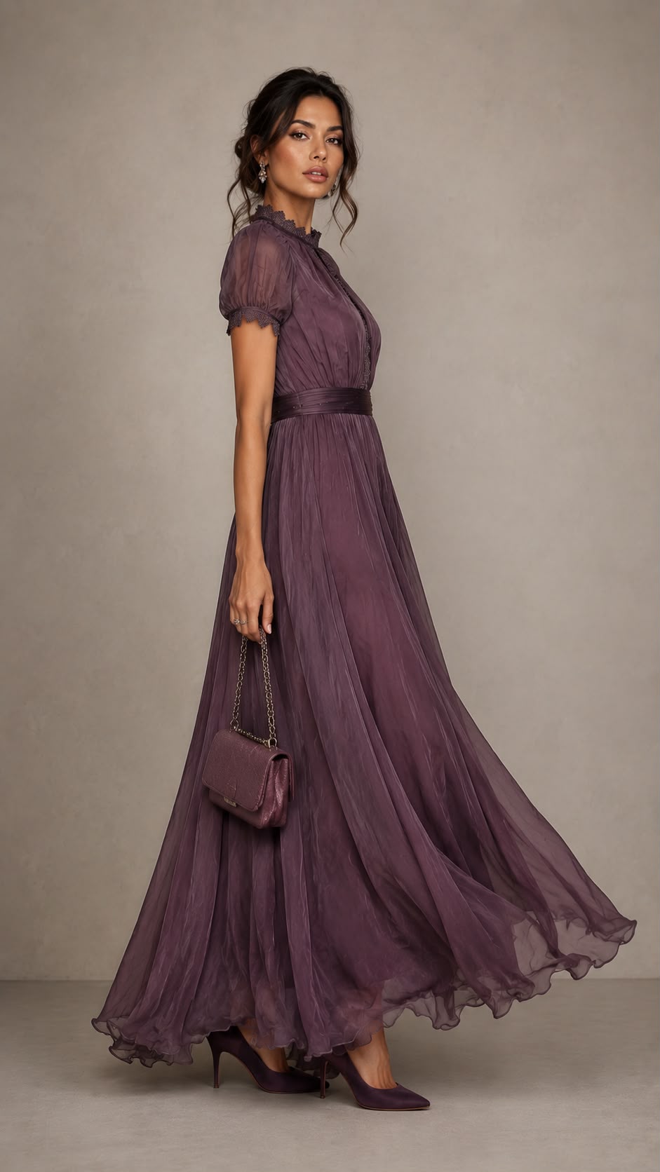 Vestido largo morado con escote tipo ojo de cerradura.