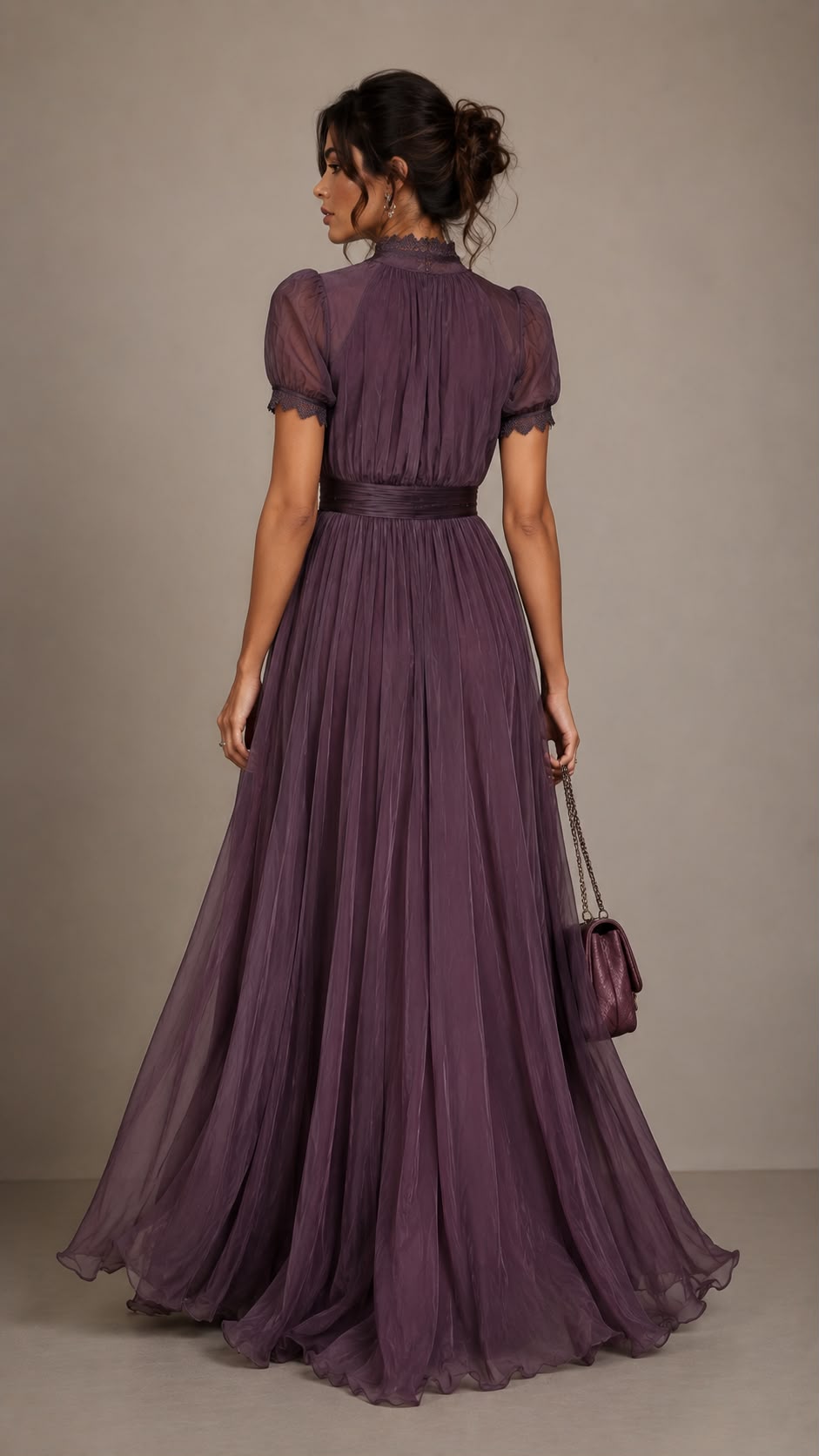 Vestido largo morado con escote tipo ojo de cerradura.
