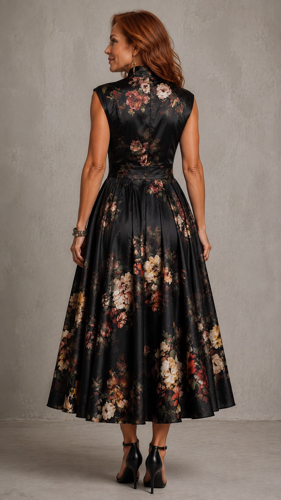 Vestido Midi Plisado de Satén Negro con Estampado Floral